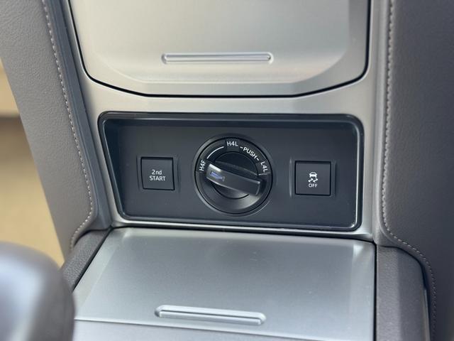 ランドクルーザープラド ＴＸ　Ｌパッケージ　マットブラックエディション　ダブルエイト（Ｆ／Ｓ／Ｒ／４本出しマフラー）　アルパイン１２型デジタルインナーミラー　メーカーナビ　寒冷地仕様　純正１８インチＡＷホワイトレター　ブラインドスポットモニター　パノラミックビューモニター（63枚目）