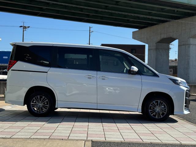 ノア ハイブリッドＳ－Ｚ　４ＷＤ　１３．２型有機ＥＬ後席モニター　快適利便パッケージｈｉｇｈ　ユニバーサルステップ　３眼ＬＥＤヘッドライト　トヨタチームメイトアドバンストパーク　デジタルミラー　ＣＤ／ＤＶＤデッキ　寒冷地仕様（6枚目）