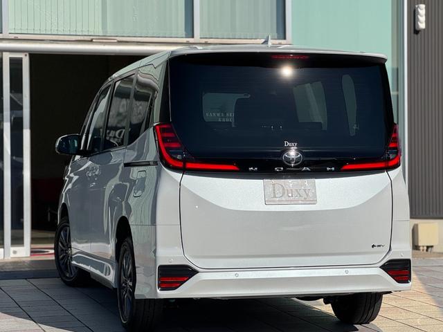 ノア ハイブリッドＳ－Ｚ　４ＷＤ　１３．２型有機ＥＬ後席モニター　快適利便パッケージｈｉｇｈ　ユニバーサルステップ　３眼ＬＥＤヘッドライト　トヨタチームメイトアドバンストパーク　デジタルミラー　ＣＤ／ＤＶＤデッキ　寒冷地仕様（7枚目）