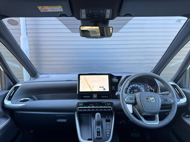ノア ハイブリッドＳ－Ｚ　４ＷＤ　１３．２型有機ＥＬ後席モニター　快適利便パッケージｈｉｇｈ　ユニバーサルステップ　３眼ＬＥＤヘッドライト　トヨタチームメイトアドバンストパーク　デジタルミラー　ＣＤ／ＤＶＤデッキ　寒冷地仕様（8枚目）