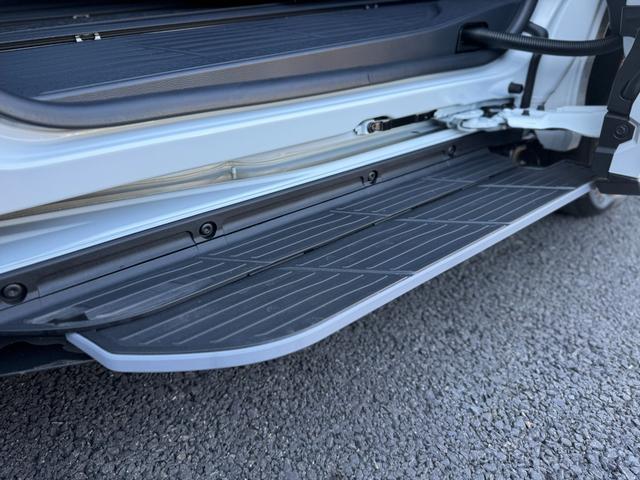 ノア ハイブリッドＳ－Ｚ　４ＷＤ　１３．２型有機ＥＬ後席モニター　快適利便パッケージｈｉｇｈ　ユニバーサルステップ　３眼ＬＥＤヘッドライト　トヨタチームメイトアドバンストパーク　デジタルミラー　ＣＤ／ＤＶＤデッキ　寒冷地仕様（11枚目）