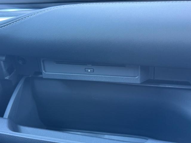 ノア ハイブリッドＳ－Ｚ　４ＷＤ　１３．２型有機ＥＬ後席モニター　快適利便パッケージｈｉｇｈ　ユニバーサルステップ　３眼ＬＥＤヘッドライト　トヨタチームメイトアドバンストパーク　デジタルミラー　ＣＤ／ＤＶＤデッキ　寒冷地仕様（12枚目）