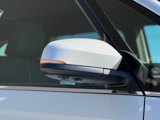 ノア ハイブリッドＳ－Ｚ　４ＷＤ　１３．２型有機ＥＬ後席モニター　快適利便パッケージｈｉｇｈ　ユニバーサルステップ　３眼ＬＥＤヘッドライト　トヨタチームメイトアドバンストパーク　デジタルミラー　ＣＤ／ＤＶＤデッキ　寒冷地仕様（26枚目）