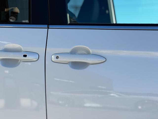 ノア ハイブリッドＳ－Ｚ　４ＷＤ　１３．２型有機ＥＬ後席モニター　快適利便パッケージｈｉｇｈ　ユニバーサルステップ　３眼ＬＥＤヘッドライト　トヨタチームメイトアドバンストパーク　デジタルミラー　ＣＤ／ＤＶＤデッキ　寒冷地仕様（28枚目）