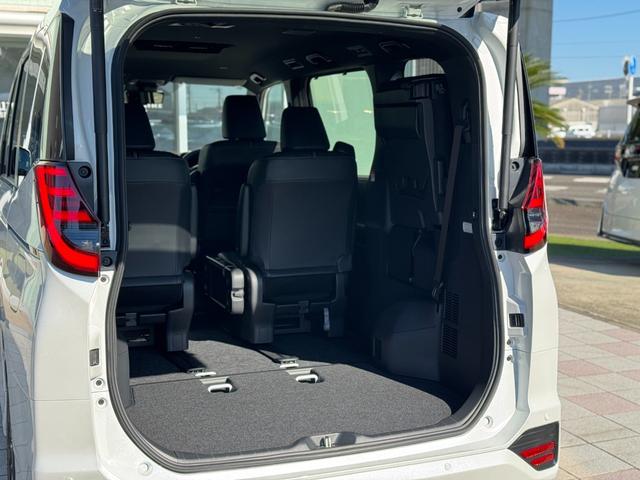 ノア ハイブリッドＳ－Ｚ　４ＷＤ　１３．２型有機ＥＬ後席モニター　快適利便パッケージｈｉｇｈ　ユニバーサルステップ　３眼ＬＥＤヘッドライト　トヨタチームメイトアドバンストパーク　デジタルミラー　ＣＤ／ＤＶＤデッキ　寒冷地仕様（37枚目）