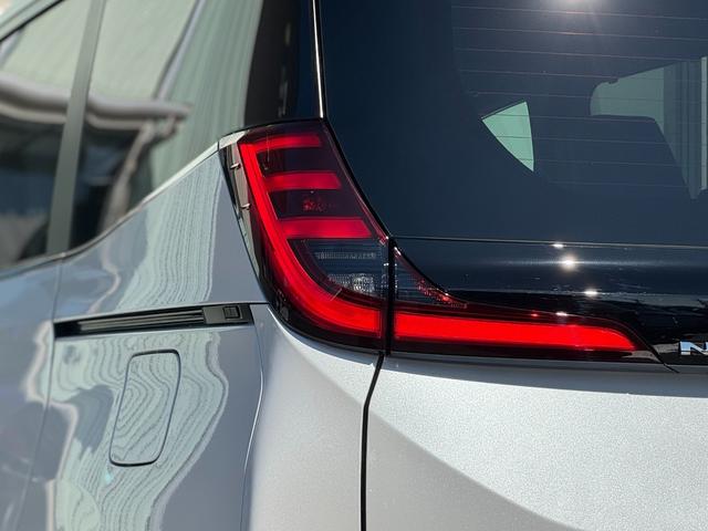 ノア ハイブリッドＳ－Ｚ　４ＷＤ　１３．２型有機ＥＬ後席モニター　快適利便パッケージｈｉｇｈ　ユニバーサルステップ　３眼ＬＥＤヘッドライト　トヨタチームメイトアドバンストパーク　デジタルミラー　ＣＤ／ＤＶＤデッキ　寒冷地仕様（39枚目）