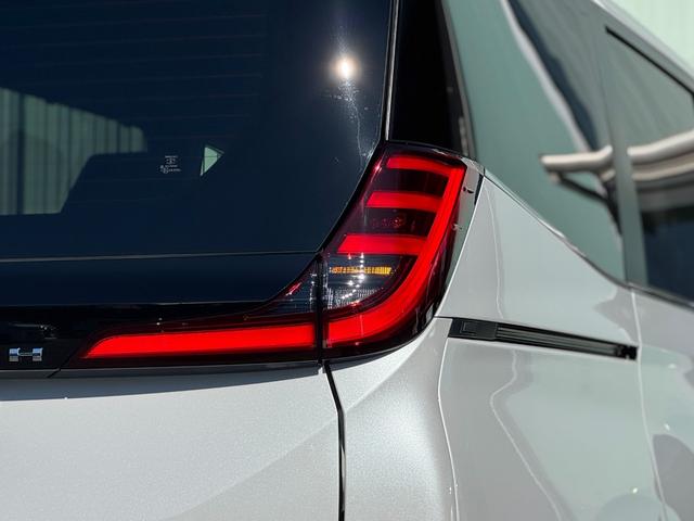 ノア ハイブリッドＳ－Ｚ　４ＷＤ　１３．２型有機ＥＬ後席モニター　快適利便パッケージｈｉｇｈ　ユニバーサルステップ　３眼ＬＥＤヘッドライト　トヨタチームメイトアドバンストパーク　デジタルミラー　ＣＤ／ＤＶＤデッキ　寒冷地仕様（42枚目）