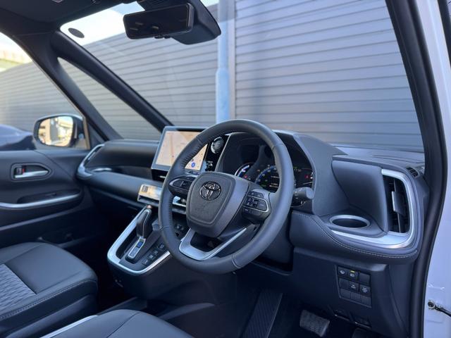 ノア ハイブリッドＳ－Ｚ　４ＷＤ　１３．２型有機ＥＬ後席モニター　快適利便パッケージｈｉｇｈ　ユニバーサルステップ　３眼ＬＥＤヘッドライト　トヨタチームメイトアドバンストパーク　デジタルミラー　ＣＤ／ＤＶＤデッキ　寒冷地仕様（44枚目）