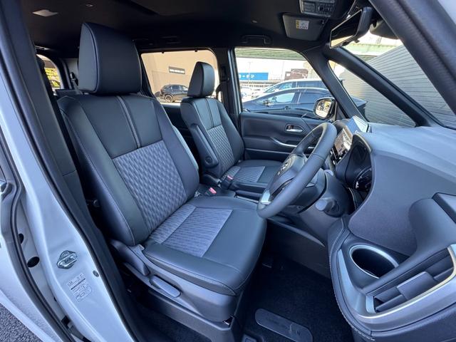 ノア ハイブリッドＳ－Ｚ　４ＷＤ　１３．２型有機ＥＬ後席モニター　快適利便パッケージｈｉｇｈ　ユニバーサルステップ　３眼ＬＥＤヘッドライト　トヨタチームメイトアドバンストパーク　デジタルミラー　ＣＤ／ＤＶＤデッキ　寒冷地仕様（45枚目）