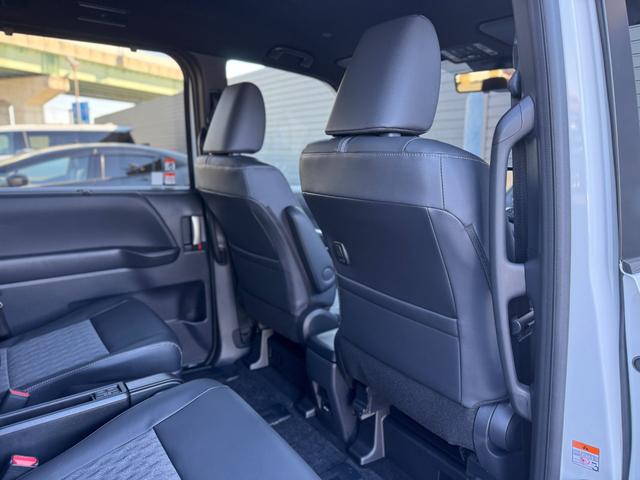 ノア ハイブリッドＳ－Ｚ　４ＷＤ　１３．２型有機ＥＬ後席モニター　快適利便パッケージｈｉｇｈ　ユニバーサルステップ　３眼ＬＥＤヘッドライト　トヨタチームメイトアドバンストパーク　デジタルミラー　ＣＤ／ＤＶＤデッキ　寒冷地仕様（46枚目）