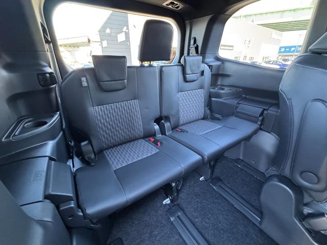 ノア ハイブリッドＳ－Ｚ　４ＷＤ　１３．２型有機ＥＬ後席モニター　快適利便パッケージｈｉｇｈ　ユニバーサルステップ　３眼ＬＥＤヘッドライト　トヨタチームメイトアドバンストパーク　デジタルミラー　ＣＤ／ＤＶＤデッキ　寒冷地仕様（48枚目）