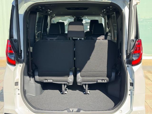 ノア ハイブリッドＳ－Ｚ　４ＷＤ　１３．２型有機ＥＬ後席モニター　快適利便パッケージｈｉｇｈ　ユニバーサルステップ　３眼ＬＥＤヘッドライト　トヨタチームメイトアドバンストパーク　デジタルミラー　ＣＤ／ＤＶＤデッキ　寒冷地仕様（49枚目）