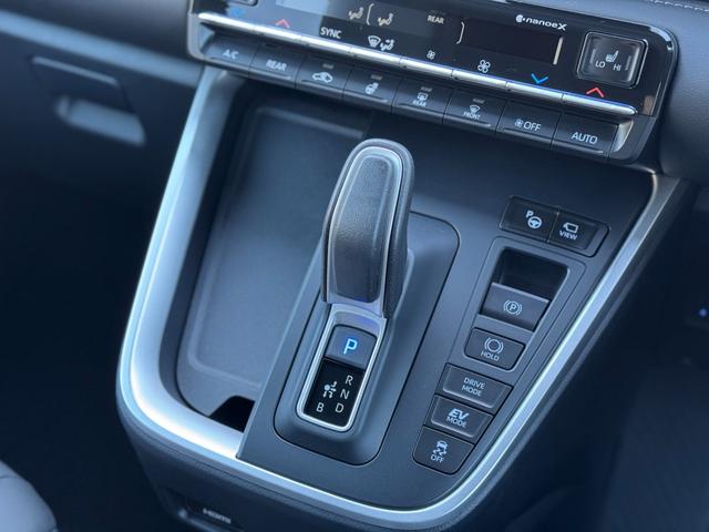 ノア ハイブリッドＳ－Ｚ　４ＷＤ　１３．２型有機ＥＬ後席モニター　快適利便パッケージｈｉｇｈ　ユニバーサルステップ　３眼ＬＥＤヘッドライト　トヨタチームメイトアドバンストパーク　デジタルミラー　ＣＤ／ＤＶＤデッキ　寒冷地仕様（63枚目）