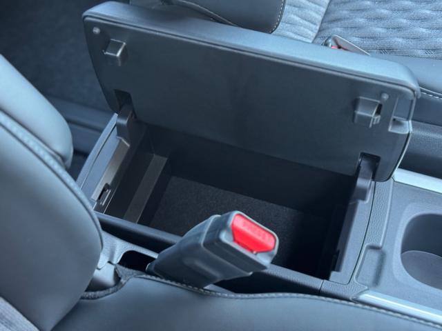 ノア ハイブリッドＳ－Ｚ　４ＷＤ　１３．２型有機ＥＬ後席モニター　快適利便パッケージｈｉｇｈ　ユニバーサルステップ　３眼ＬＥＤヘッドライト　トヨタチームメイトアドバンストパーク　デジタルミラー　ＣＤ／ＤＶＤデッキ　寒冷地仕様（66枚目）