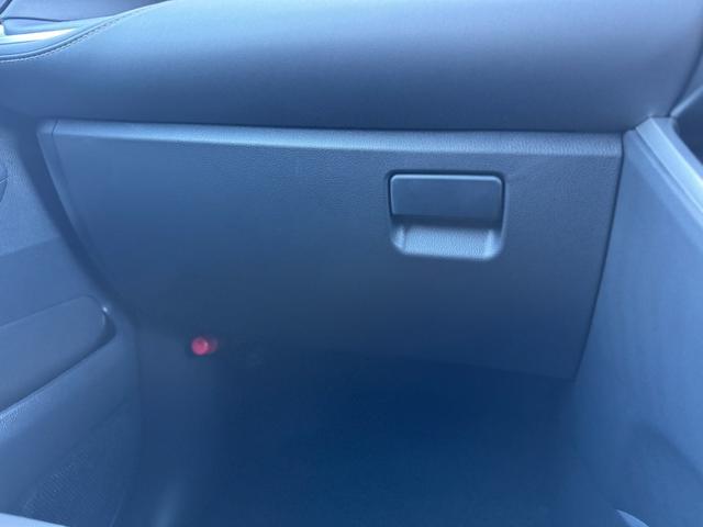 ノア ハイブリッドＳ－Ｚ　４ＷＤ　１３．２型有機ＥＬ後席モニター　快適利便パッケージｈｉｇｈ　ユニバーサルステップ　３眼ＬＥＤヘッドライト　トヨタチームメイトアドバンストパーク　デジタルミラー　ＣＤ／ＤＶＤデッキ　寒冷地仕様（74枚目）