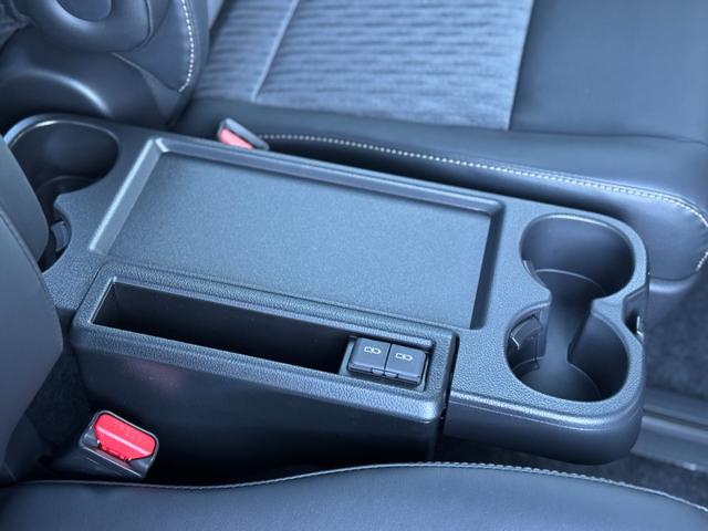 ノア ハイブリッドＳ－Ｚ　４ＷＤ　１３．２型有機ＥＬ後席モニター　快適利便パッケージｈｉｇｈ　ユニバーサルステップ　３眼ＬＥＤヘッドライト　トヨタチームメイトアドバンストパーク　デジタルミラー　ＣＤ／ＤＶＤデッキ　寒冷地仕様（77枚目）