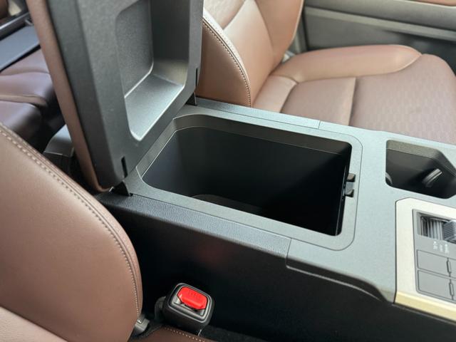 ランドクルーザー２５０ ＶＸファーストエディション　モデリスタパッケージ　シグネチャーイルミ　丸目ＬＥＤヘッドライト　トヨタチームメイト　デジタルミラー　ムーンルーフ　パノラミックビューモニター　ブラインドスポットモニター　１３．２インチディスプレイ（67枚目）