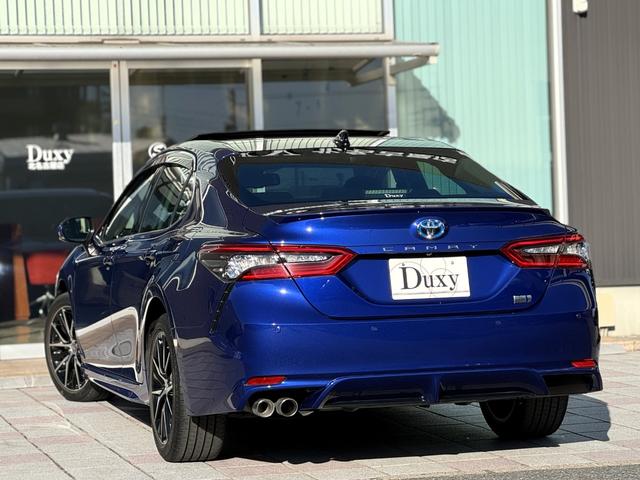 カムリ ＷＳレザーパッケージ　パノラマルーフ　トヨタ純正９インチディスプレイオーディオ　ナビ　バックカメラ　黒ハーフレザーシート　シートヒーター　ブラインドスポットモニター　ＥＴＣ　純正１８インチＡＷ　トヨタセーフティーセンス（7枚目）