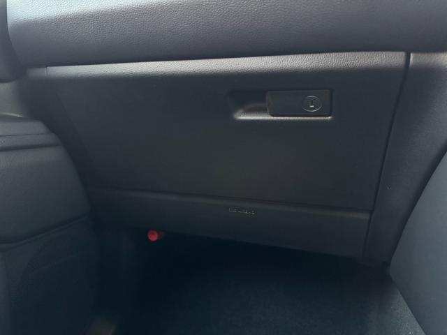 �O���[�u�{�b�N�X�ɂ͑�R�̎��[���\�ł����c