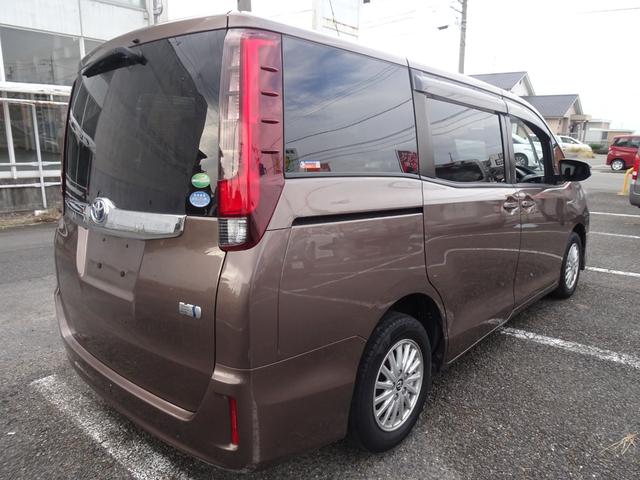 ノア ハイブリッドＸ　両側パワスラ　スマートキー　プッシュスタート　純正ＬＥＤヘッド　純正ＳＤナビ　Ｂｌｕｅｔｏｏｔｈオーディオ　フルセグ地デジ　バックカメラ　ＥＴＣ　１１型フリップダウンモニター　社外ドラレコ（17枚目）