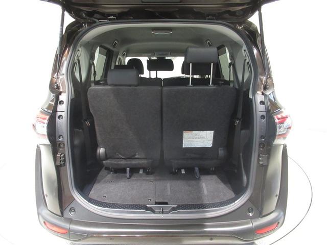 サードシートを格納すると大きな荷台スペースとなります　サードシートを起こした状態でも荷物はもちろん詰めます　使用用途に応じてアレンジしてください