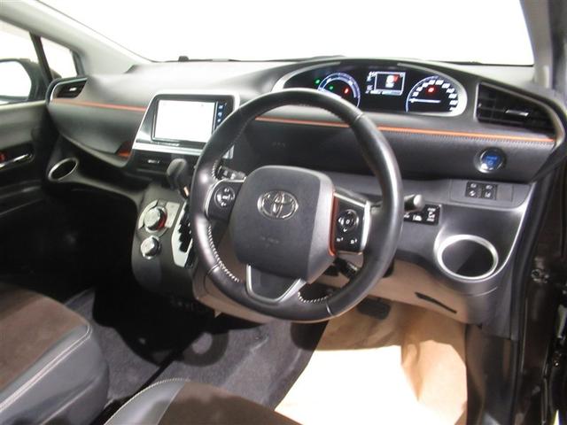 座ったときの視界も広く開放感のあるインパネです　車両感覚もつかみやすく乗りやすいクルマです　ステアリングやシフトノブなどもキレイに仕上げてあります