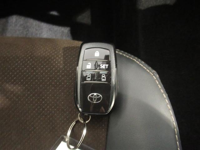 ドアの開錠施錠はドアノブに触れるだけ　センサーが感知して開錠施錠をしてくれます　一度スマートキーをご体感ください　便利ですよ