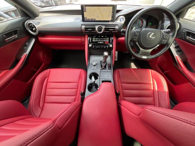 ＩＳ ＩＳ３００ｈ　Ｆスポーツ　禁煙車　セーフティシステムプラス　革スポーツシートセット　３眼ＬＥＤヘッドライト　パノラミックビューモニター　純正１９インチＡＷ　革巻ステアリング　パドルシフト　プレミアムサウンドシステム（2枚目）