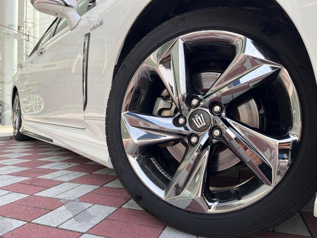 クラウンハイブリッド ＲＳアドバンス　禁煙車　前期　サイドリアモデリスタエアロ　レザーシートパッケージ　セーフティパッケージプラス　セーフティセンス　ＢＳＭ　３眼ＬＥＤヘッドライト　純正１８インチＡＷ　ＨＵＤ　革巻ステアリング（13枚目）