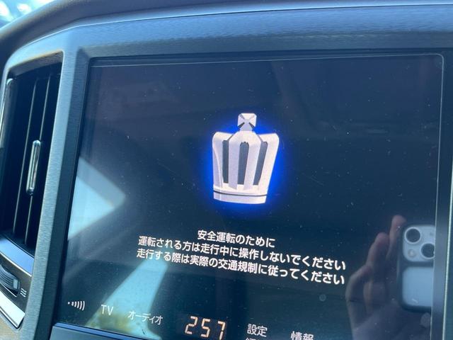 クラウンハイブリッド アスリートＳ　ブラックスタイル　禁煙　アドバンスドパッケージ　レザーシートパッケージ　ムーンルーフ　ＨＩＤヘッドライト　純正１８インチＡＷ　革巻ステアリング　電動チルトテレスコピック　シートヒーター　パワーシート　スーパーライブ（7枚目）