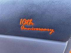 初代８６の誕生から１０周年を記念した特別使用車！！初代８６を彷彿させるフレイムオレンジの外板色を特別設定するとともに、各所にオレンジの加飾や１０周年記念刺繍などを採用！ 3