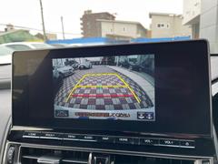 【バックカメラ】駐車時に後方がリアルタイム映像で確認できます。大型商業施設や立体駐車場での駐車時や、夜間のバック時に大活躍！運転スキルに関わらず、今や必須となった装備のひとつです！ 4