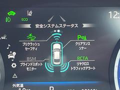 【トヨタセーフティセンス】走行中に前方の車両等を認識し、衝突しそうな時は警報とブレーキで衝突回避と被害軽減をアシスト。より安全にドライブをお楽しみいただけます。 5
