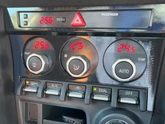 【左右独立型フルオートエアコン】運転席と助手席でそれぞれお好みの温度に設定可能。同乗者にも配慮した、快適な空調をお届け致します。 7