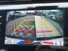 【バックカメラ】駐車時に後方がリアルタイム映像で確認できます。大型商業施設や立体駐車場での駐車時や、夜間のバック時に大活躍！運転スキルに関わらず、今や必須となった装備のひとつです！ 4