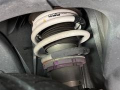 【ＨＫＳDampers】車高が低くなり、スタイリッシュな見た目となっております。車両の重心が下がる事で、走行時の安定性も向上します♪ 4