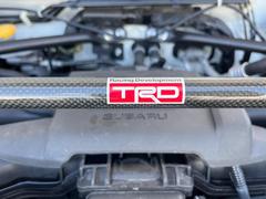 【タワーバー】お車の剛性を高めるＴＲＤ製タワーバーを装備。よりスムーズなコーナリング走行が可能となり、走りも楽しめます。 4