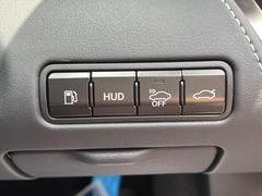【カラーヘッドアップディスプレイ】現在の速度や走行情報をデジタル表示で運転席前方のガラスに投影！カラー付きで視認性も高く、運転中目線をずらさず必要な情報を確認できるのでとっても便利で安心！ 6