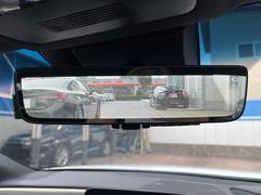 【デジタルインナーミラー】後席の大きな荷物や同乗者で後方が確認しづらい時でも安心！カメラが撮影した車両後方の映像をルームミラー内に表示。クリアな視界で状況の確認が可能です！ 5