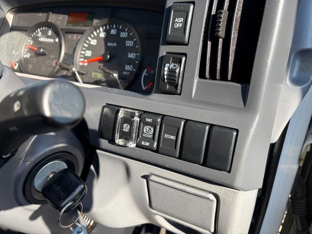 エルフトラック 　スタッドレスタイヤ積み込み（10枚目）