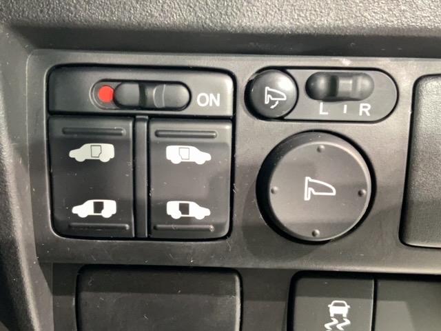 フリードハイブリッド ジャストセレクション 1年保証ナビTVRカメラCD録音 ナビテレビ セキュリティー 横滑り防止機能 記録簿 オートクルーズ 地デジ エアバック DVD再生可能 キーレスエントリー PS ETC フルオートエアコン ABS(13枚目)