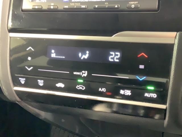 フィットハイブリッド Ｆパッケージ　１年保証　ナビＶＸＭ－１４５ＶＳｉ　ＴＶ　Ｒカメラ　ＤＶＤ　ドラレコ　ＥＴＣ　スマ－トキ－　盗難防止装置　ドアバイザ－　ＡＡＣ　Ｗエアバッグ　盗難警報装置　ＡＵＴＯエアコン　Ｄレコ　助手席エアバック（8枚目）