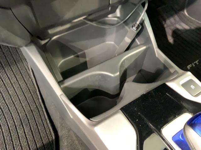 フィットハイブリッド Ｆパッケージ　１年保証　ナビＶＸＭ－１４５ＶＳｉ　ＴＶ　Ｒカメラ　ＤＶＤ　ドラレコ　ＥＴＣ　スマ－トキ－　盗難防止装置　ドアバイザ－　ＡＡＣ　Ｗエアバッグ　盗難警報装置　ＡＵＴＯエアコン　Ｄレコ　助手席エアバック（15枚目）