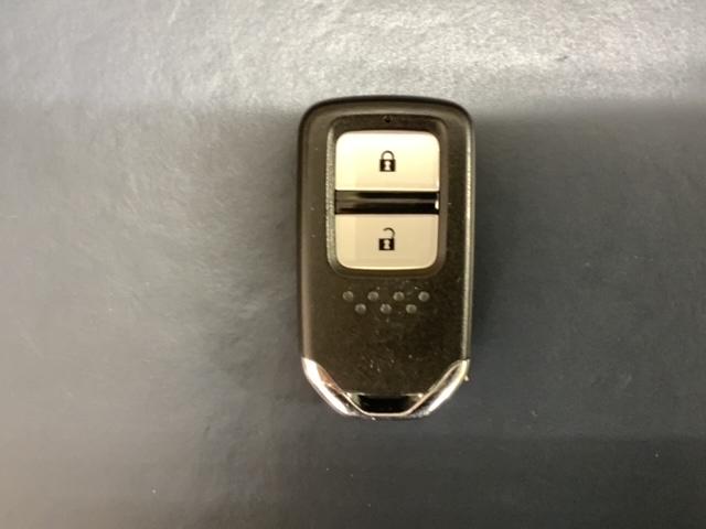 フィットハイブリッド Ｆパッケージ　１年保証　ナビＶＸＭ－１４５ＶＳｉ　ＴＶ　Ｒカメラ　ＤＶＤ　ドラレコ　ＥＴＣ　スマ－トキ－　盗難防止装置　ドアバイザ－　ＡＡＣ　Ｗエアバッグ　盗難警報装置　ＡＵＴＯエアコン　Ｄレコ　助手席エアバック（17枚目）