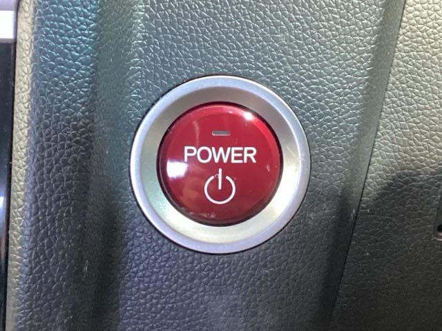 フィットハイブリッド Ｆパッケージ　福祉車両１年保証ワンオ－ナ－ナビ　地デジＴＶ　盗難警報装置　ワンオ－ナ－車　記録簿有り　ＡＵＴＯエアコン　助手席エアバック　ＥＴＣ付き　リヤカメラ　ＡＢＳ付　ＤＶＤ視聴　横滑り防止システム　ナビテレビ（11枚目）