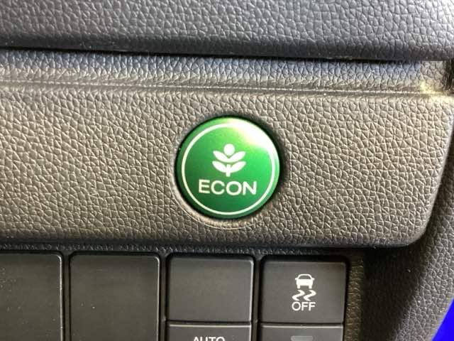 フィットハイブリッド Ｆパッケージ　福祉車両１年保証ワンオ－ナ－ナビ　地デジＴＶ　盗難警報装置　ワンオ－ナ－車　記録簿有り　ＡＵＴＯエアコン　助手席エアバック　ＥＴＣ付き　リヤカメラ　ＡＢＳ付　ＤＶＤ視聴　横滑り防止システム　ナビテレビ（12枚目）