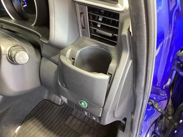 フィットハイブリッド Ｆパッケージ　福祉車両１年保証ワンオ－ナ－ナビ　地デジＴＶ　盗難警報装置　ワンオ－ナ－車　記録簿有り　ＡＵＴＯエアコン　助手席エアバック　ＥＴＣ付き　リヤカメラ　ＡＢＳ付　ＤＶＤ視聴　横滑り防止システム　ナビテレビ（24枚目）