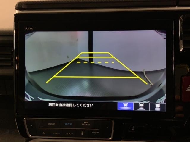 リバースギアに入れるだけで後方の表示へ切り替わります。夜間や雨の日の駐車も楽になりますよ。