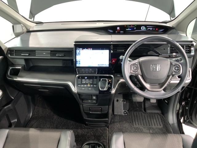 使いやすいレイアウトのダッシュボード周辺です。オートエアコンや小物入れなど嬉しい装備が満載です。