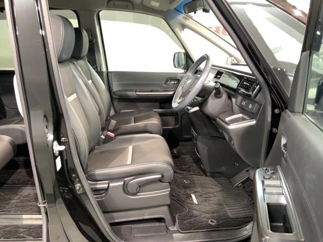 程よい硬さとホールド性が高くロングドライブも疲れにくいシートです。